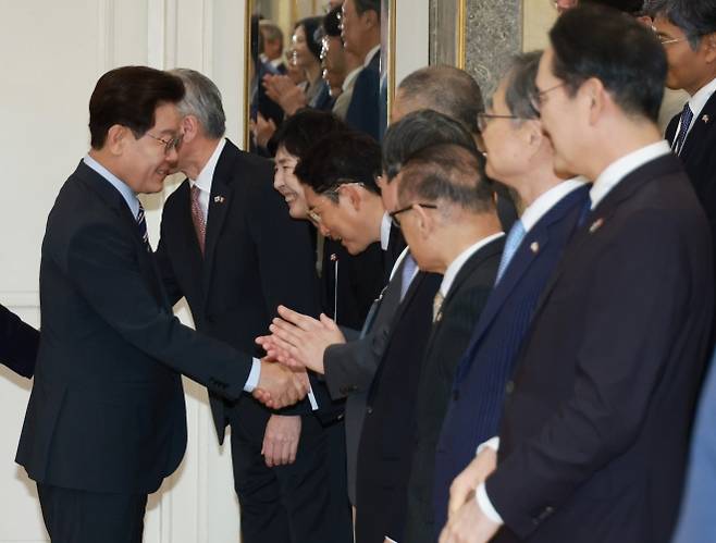 한-이탈리아 비즈니스 라운드 테이블 참석하는 이재명 대통령 - G7 정상회의 참석 계기 이탈리아를 국빈 방문 중인 이재명 대통령이 12일(현지 시간) 로마 한 호텔에서 열린 한-이탈리아 비즈니스 라운드 테이블에서 조현준 효성그룹 회장과 악수하고 있다. 로마 뉴시스
