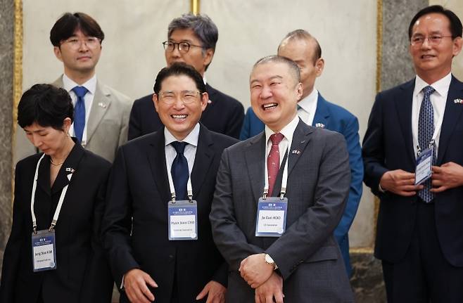 조현준 효성 회장과 구자은 LS홀딩스 회장 - 조현준 효성 회장과 구자은 LS홀딩스 회장이 12일(현지시간) 이탈리아 로마의 한 호텔에서 이재명 대통령이 참석한 비즈니스 라운드테이블에서 대화를 나누고 있다.  로마 연합뉴스