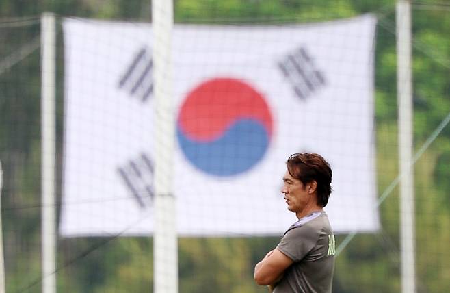 축구 국가대표팀 홍명보 감독이 12일(현지 시간) 멕시코 과달라하라 인근 사포판에 위치한 베이스캠프 훈련장 치바스 바예 베르데에서 훈련을 지켜보고 있다. 대표팀은 전날 체코와의 월드컵 조별리그 1차전에서 오현규와 황인범의 골로 2-1 승리를 거뒀다. 사포판 뉴시스