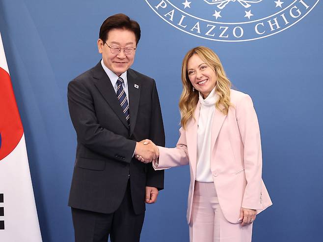 이재명 대통령과 조르자 멜로니 이탈리아 총리가 12일(현지시간) 로마 영빈관에서 열린 환영식을 마친 후 악수하고 있다. 뉴스1
