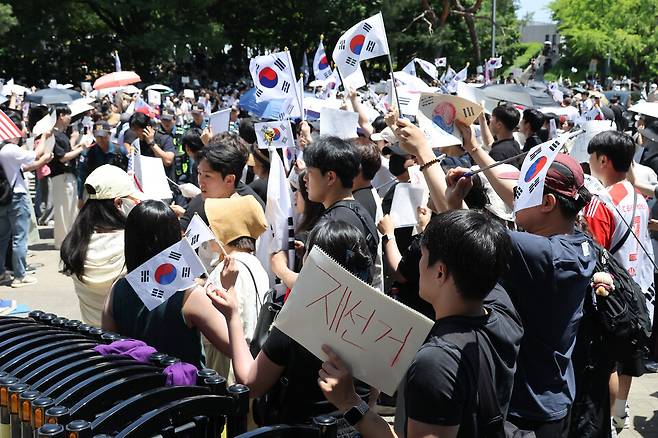 '잠실 개표소 봉쇄 시위'가 계속되는 가운데 6월6일 개표소인 서울 송파구 올림픽공원 핸드볼경기장 앞에서 시민들이 구호를 외치고 있다. ⓒ 연합뉴스