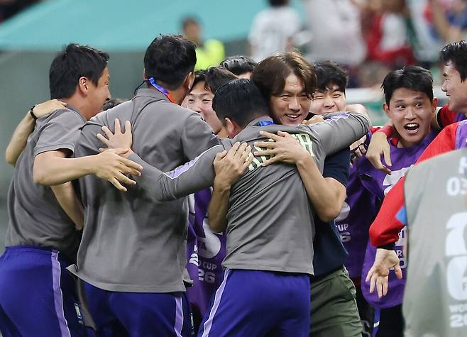 ▲ 11일(현지시간) 멕시코 사포판 과달라하라 스타디움에서 열린 2026 북중미 월드컵 A조 1차전 한국과 체코의 경기가 한국의 2대1 역전승으로 끝났다. 경기 종료 휘슬이 울리자 홍명보 감독과 선수들이 환호하고 있다. ⓒ연합뉴스