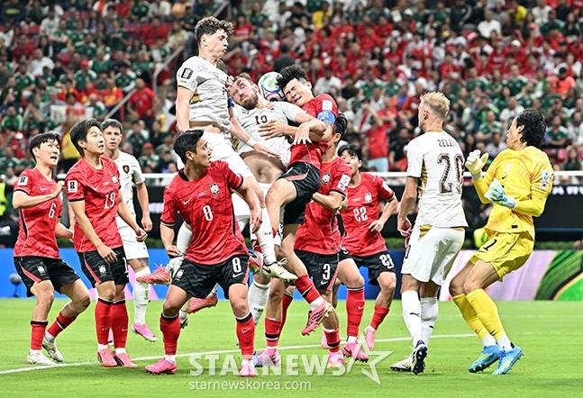 2026 북중미월드컵 A조 예선 대한민국-체코전이 12일(한국 시간) 멕시코 과달라하라 에스타디오 아크론에서 열렸다.  김민재가 파트리크 시크와 공중볼을 다투고 있다. /사진=김진경 대기자