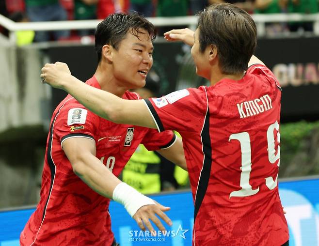 2026 북중미월드컵 A조 예선 대한민국-체코전이 12일(한국 시간) 멕시코 과달라하라 에스타디오 아크론에서 열렸다.  오현규가 역전골을 터트린 후 이강인과 기뻐하고 있다. /사진=김진경 대기자