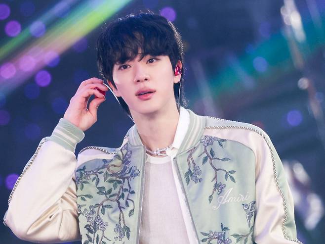 방탄소년단 진, 서초 언더월드 사이니지 주인공..6월 데뷔 기념 투표 1위