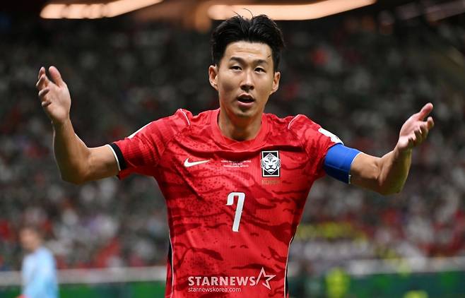 2026 북중미월드컵 A조 예선 대한민국-체코전이 12일(한국 시간) 멕시코 과달라하라 에스타디오 아크론에서 열렸다.  손흥민이 관중석에 환호을 유도하고 있다. /사진=김진경 대기자