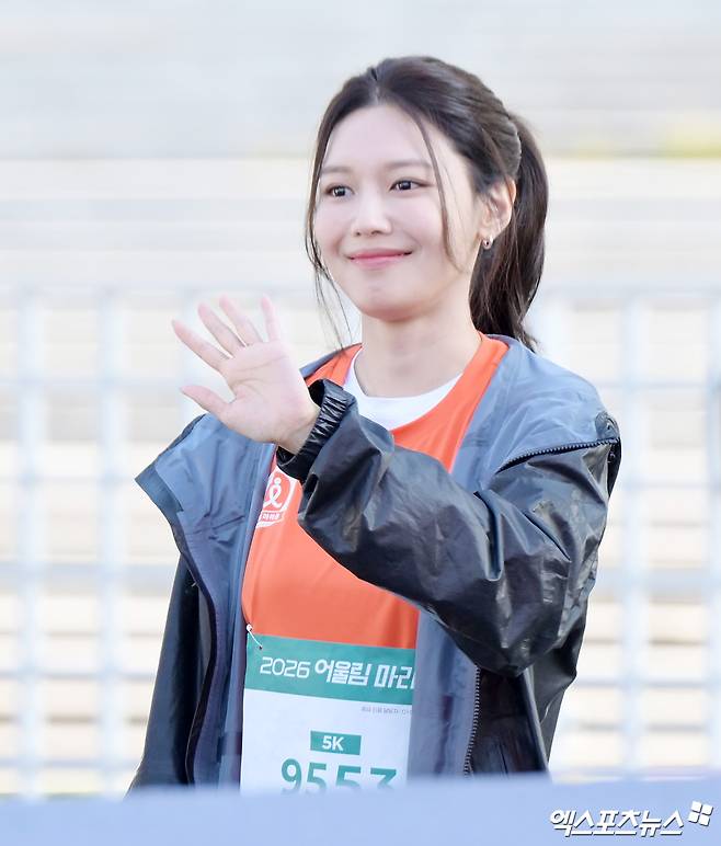가수 겸 배우 수영