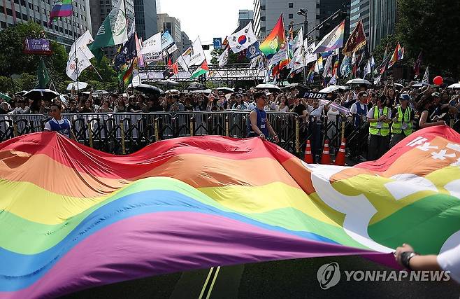 퀴어퍼레이드에 등장한 대형 무지개 깃발 (서울=연합뉴스) 김성민 기자 = 13일 서울 중구 을지로입구역 인근에서 열린 2026 제27회 서울퀴어퍼레이드에서 참가자들이 무지개 깃발을 들고 행진하고 있다. 2026.6.13 ksm7976@yna.co.kr