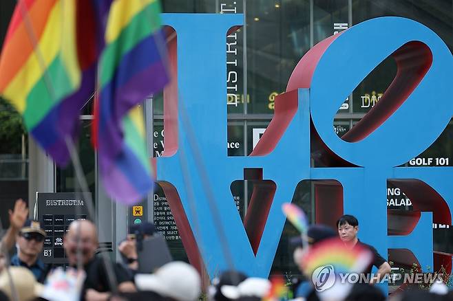 퀴어퍼레이드 행진 (서울=연합뉴스) 김성민 기자 = 13일 서울 중구 을지로입구역 인근에서 열린 2026 제27회 서울퀴어퍼레이드에서 참가자들이 행진하고 있다. 2026.6.13 ksm7976@yna.co.kr
