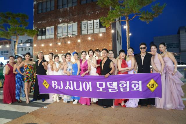 화려한 의상으로 어린아이들이 손을 잡고 걷고 싶어한 비제이시니어모델 모습.사진=김익환 기자