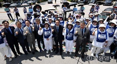 전국장애인부모연대 강원지부가 주최한 ‘2026 지방정부 오체투지 결의대회’가 12일 강원특별자치도청 앞에서 열려 우상호 강원도지사 당선인, 여준성 인수위 부위원장, 김도균 도당위원장, 허영 국회의원을 비롯한 내빈과 참가자들이 단체 사진을 촬영 하고 있다. 사진=임도혁기자