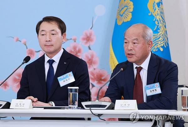 (왼쪽부터) 차재병 KAI 부사장, 김태형 미래항공 대표가 지난 3월 청와대에서 열린 '상생을 실천하는 기업인과의 대화'에서 방산 상생협력 사례를 발표하고 있다. /연합뉴스