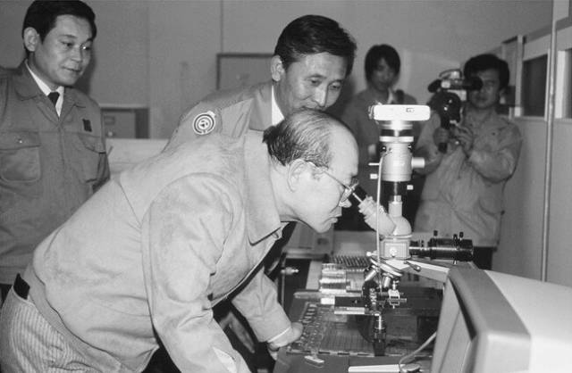 삼성전자 부천 반도체공장을 시찰한 전두환 대통령. 전 대통령은 주위의 반대를 무릅쓰고 반도체산업을 국가 전략산업으로 육성하기 위한 결단을 내렸다.