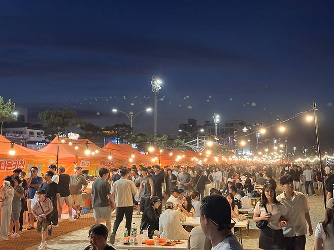 2026 포송마차 행사가 지난 12일 포항 송도해수욕장 일원에서 열렸다. 행사장에 많은 시민과 관광객들로 붐비고 있다.<김기태기자>