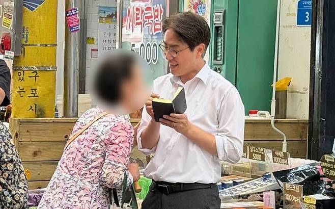 부산 북갑 국회의원 보궐선거에서 무소속 한동훈 의원에게 패한 하정우 전 대통령AI미래기획수석비서관이 11일 다시 북구 구포시장을 찾았다고 밝혔다. 페이스북 캡처