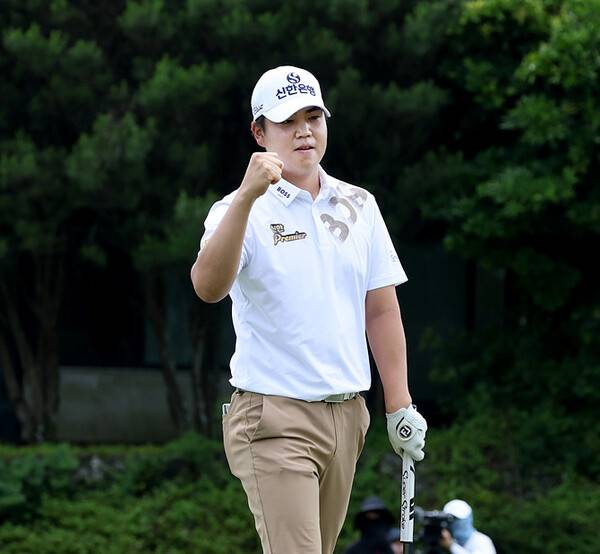 2026년 한국프로골프(KPGA) 투어 변형 스테이블포드 방식 대회인 KPGA 클래식 우승을 차지한 장유빈 프로가 최종라운드 이글 퍼트를 성공시킨 후 세리머니 하는 모습이다. 사진제공=KPGA (사진을 무단으로 사용하지 마십시오.)