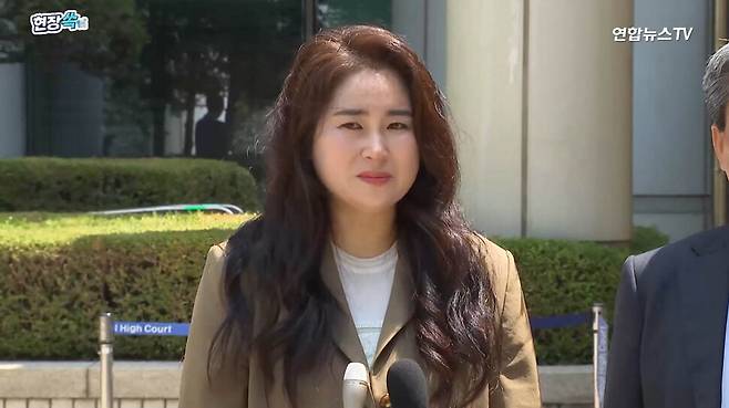 지난 12일 서울 서초구 서울중앙지법 앞에서 윤석열 전 대통령 유죄 관련 입장을 밝히는 김계리 변호사. 연합뉴스티브이(TV) 갈무리