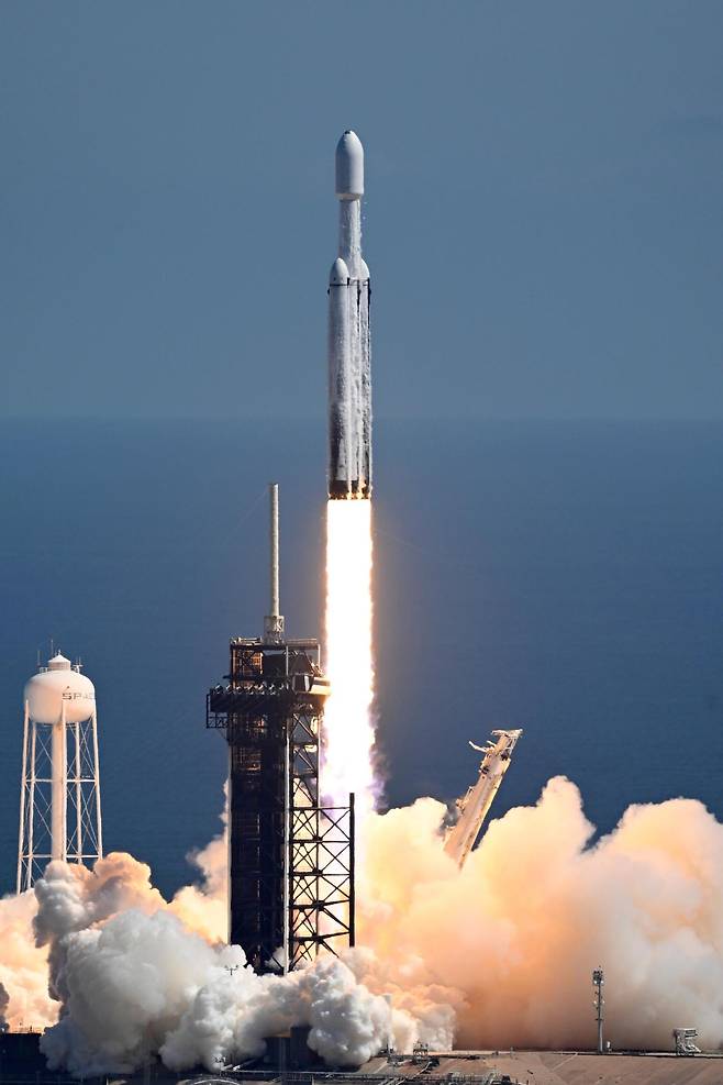 2024년 10월 미항공우주국(NASA·나사)의 목성 무인 탐사선 '유로파 클리퍼'를 탑재한 스페이스X 팰컨 헤비 로켓이 발사되고 있다. 케이프커내버럴=UPI 연합뉴스