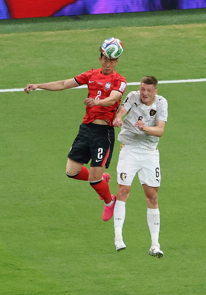 <yonhap photo-5555=""> 공중볼 다툼 벌이는 이한범 (사포판[멕시코 할리스코주]=연합뉴스) 최재구 기자 = 11일(현지시간) 멕시코 사포판 과달라하라 스타디움에서 열린 2026 북중미 월드컵 A조 1차전 한국과 체코의 경기. 이한범이 슈테판 할로우페크와 공중볼 다툼을 벌이고 있다. 2026.6.12 jjaeck9@yna.co.kr/2026-06-12 11:31:46/ 연합뉴스</yonhap>