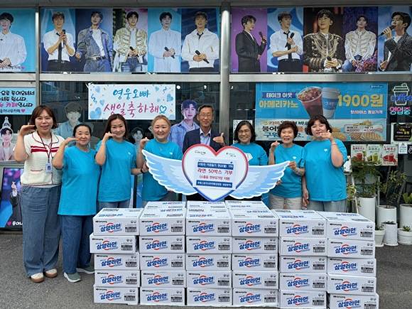 유재현 경기도 포천시 소흘읍장과 '카페 웅이나무' 회원들이 지난 11일 홀로 아이를 키우는 한부모가정을 돕기 위해 라면 50박스를 전달하며 지역사회에 따뜻한 온정을 나누고 있다. [사진=포천시]