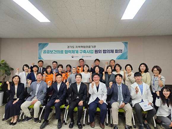 김덕영 병원장이 공공보건의료 협력체계 구축사업 원외 협의체 회의를 마치고 기념 촬영을 하고 있다. [사진=경기도의료원 수원병원]