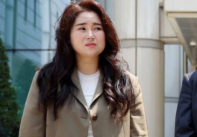 지난 12일 서울 서초구 서울중앙지방법원에서 윤석열 전 대통령의 평양 무인기 투입 의혹 사건 1심 선고 후 김계리 변호사 등 윤 전 대통령 변호인단이 관련 입장을 밝히고 있다. 뉴시스