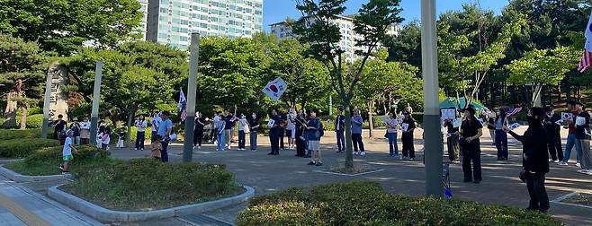 13일 경기 수원 권선구 올림픽공원에서 수원 공정선거시민행동이 주최한 집회에 참여한 시민들이 구호를 외치고 있다. 집회 주최자인 전시언(39)씨는 “국민이 투표할 수 있는 기회를 보장받지 못한 것 자체가 매우 심각한 헌법가치 훼손”이라며 “자신과 자녀의 미래를 걱정하는 사람들이 공원에 나왔다”고 했다. 사진 공정선거시민행동