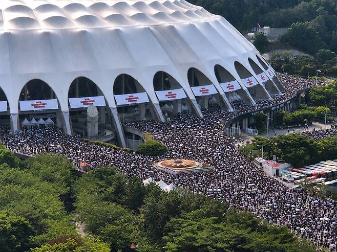 ▲ 부산 아시아드 주경기장에서 지난 13일 펼쳐진 그룹 방탄소년단(BTS)의 부산 공연을 관람하기 위해 몰려든 BTS 팬덤(아미)이 거대한 물결을 이뤘다. [부산경찰청 제공=연합뉴스]