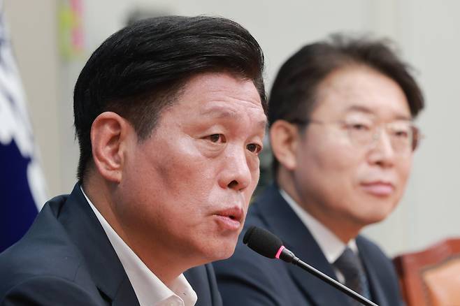 더불어민주당 조승래 사무총장이 14일 국회에서 전당대회 준비 상황 등 현안과 관련해 기자 간담회를 하고 있다. 연합뉴스