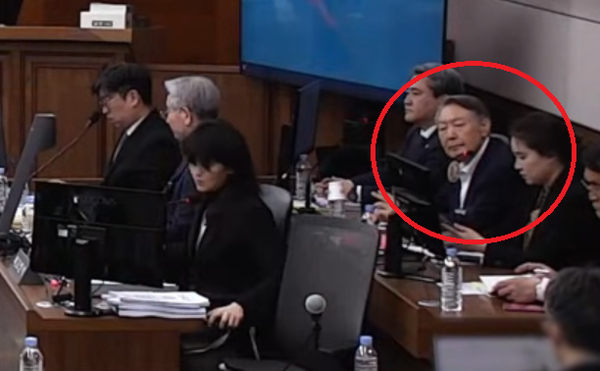 ▲전 대통령 윤석열 피고인이 지난 2월4일 서울중앙지법 형사36부 본인의 일반이적죄 공판에 출석해 방청석을 쳐다보고 있다. 사진=서울중앙지법 영상 갈무리