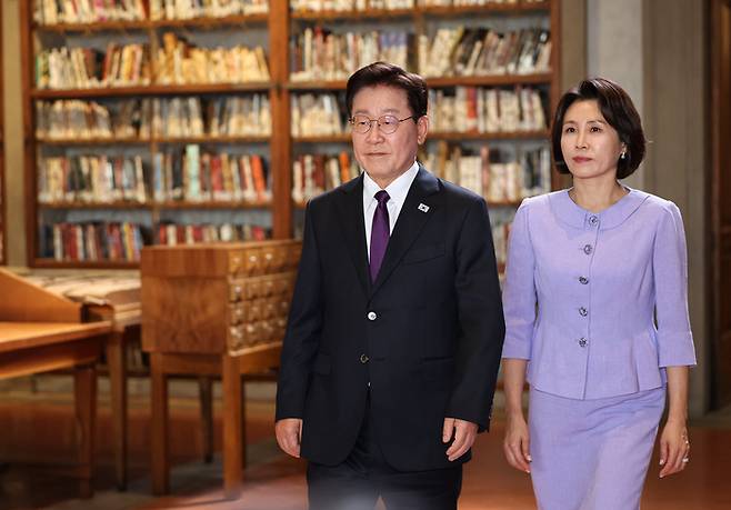 이탈리아를 국빈방문 중인 이재명 대통령과 김혜경 여사가 13일(현지시간) 피렌체 우피치미술관에서 열린 국립중앙박물관과 우피치 미술관의 ‘박물관 프로그램 및 서비스 분야 협력에 관한 양해각서(MOU)’ 체결식에 입장하고 있다.  [연합뉴스]