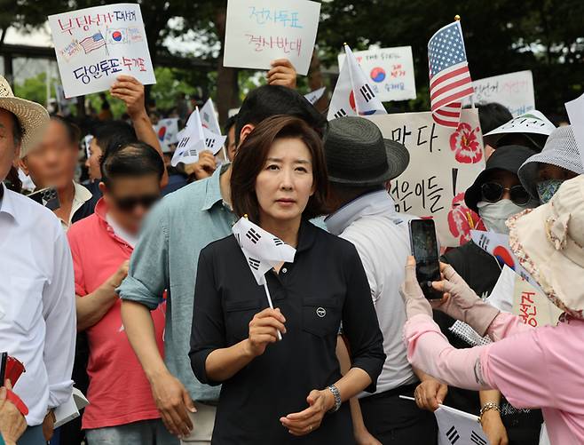 나경원 국민의힘 의원이 6·3 지방선거 투표용지 부족 사태를 규탄하는 ‘개표소 봉쇄 시위’가 이어진 14일 서울 송파구 올림픽공원 핸드볼경기장 앞을 방문, 시민들과 인사하고 있다.  [사진출처=연합뉴스]