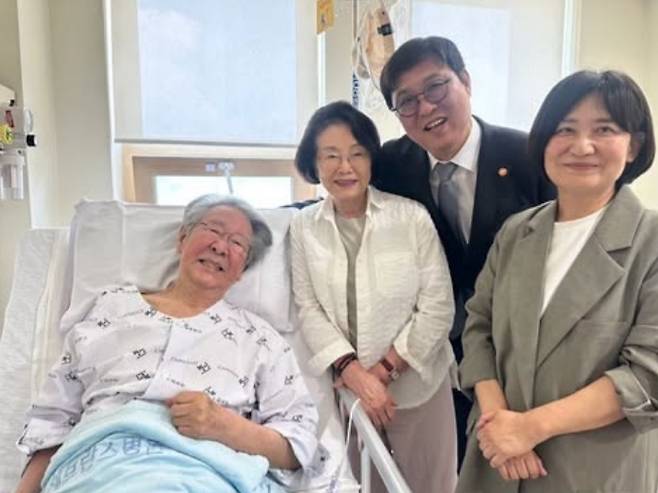 최휘영 문화체육관광부 장관이 입원 치료를 받고 있는 원로배우 최불암을 찾아 쾌유를 기원했다. /사진=최휘영 문화체육관광부 장관 인스타그램 캡처