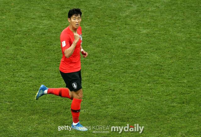 손흥민이 2018 러시아 월드컵 조별리그 2차전 멕시코와 경기에서 만회골을 터뜨리고 주먹을 불끈 쥐고 있다. /게티이미지코리아
