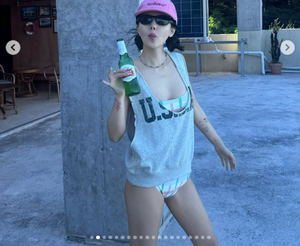 AOA 출신 지민은 14일 자신의 소셜 계정에 "너도 나를 좋아해?"라는 문구와 함께 여러 장의 사진을 게재했다. /지민 소셜미디어