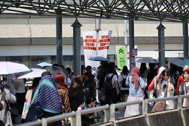 ‘BTS 월드투어 아리랑 IN 부산’ 공연이 열리는 부산 동래구 아시아드주경기장이 팬들로 북적이고 있다. [연합]
