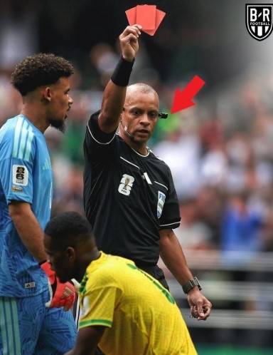2026 FIFA 월드컵 조별리그 경기에서 주심이 퇴장을 의미하는 레드카드를 꺼내 들고 있다. FIFA는 지난해 클럽 월드컵에서 레프캠(화살표)을 시범 운영한 뒤 이번 월드컵에서 활용 범위를 확대했다.[B/R 풋볼 엑스(X) 캡처]