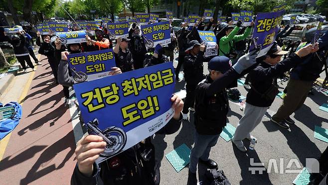 [서울=뉴시스] 홍효식 기자 = 전국민주노동조합총연맹 공공운수노조 라이더유니온지부와 화물연대본부가 지난 4월 29일 서울 종로구 청와대 사랑채 인근에서 건당 최저임금 도입, 특고(특수형태근로종사자) 노동자성 인정, 안전운임제 확대, 라이더 자격제 등을 촉구하고 있다. 2026.04.29. yesphoto@newsis.com
