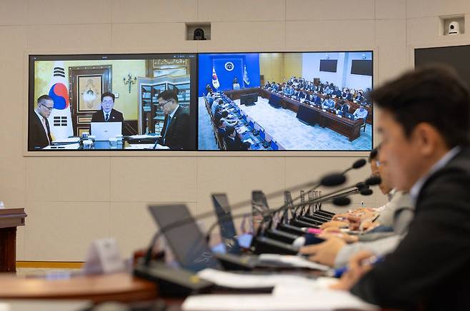 [로마=뉴시스] 최동준 기자 = 유럽 순방 중인 이재명 대통령이 14일(현지 시간) 이탈리아 로마 한 호텔에서 화상 수석·보좌관회의를 주재하고 있다. (사진=청와대 제공) 2026.06.14. photo@newsis.com *재판매 및 DB 금지