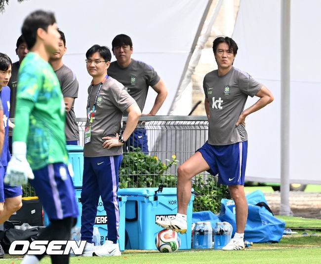 [OSEN=사포판(멕시코), 이대선 기자] 홍명보 감독이 이끄는 대한민국 축구국가대표팀이 13일(한국시각) 멕시코 과달라하라 인근 사포판의 치바스 베르데 바예에서 회복 훈련을 진행했다.대표팀은 전날 A조 1차전에서 체코를 상대로 2-1 역전승을 거뒀다. 남아프리카공화국을 2-0으로 제압한 개최국 멕시코에 이은 조&nbsp;2위다.홍명보 감독이 훈련 중인 선수들을 바라보고 있다. 2026.06.13 /sunday@osen.co.kr