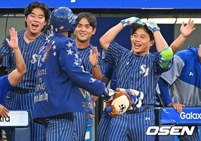 [OSEN=대구, 이석우 기자] 14일 대구삼성라이온즈파크에서 2026 신한 SOL KBO 리그 삼성 라이온즈와 SSG 랜더스의 경기가 열렸다. 홈팀 삼성은 양창섭이, 방문팀 SSG는 해치가 선발 출전했다. 삼성 라이온즈 디아즈가 6회말 1사 만루 우월 만루 홈런을 치고 하이파이브를 하고 있다. 2026.06.14 / foto0307@osen.co.kr