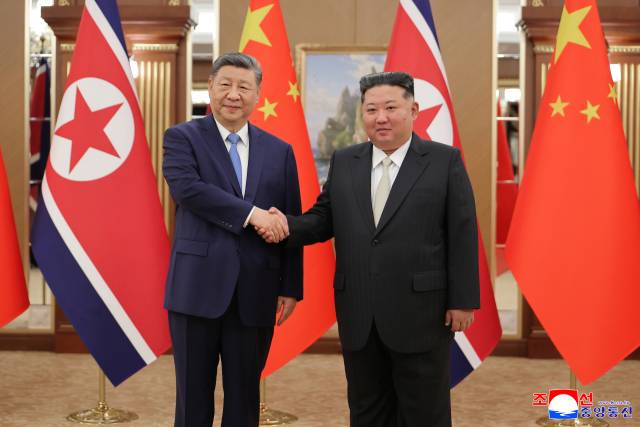▲김정은(오른쪽) 북한국무위원장과 시진핑 중국 국가주석 사이의 회담이 지난 8일 금수산 영빈관에서 진행됐다고 조선중앙통신이 9일 보도했다. 김정은 위원장과 시진핑 주석이 기념촬영을 하고 있다. ⓒ조선중앙통신=연합뉴스