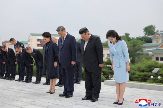 ▲시진핑 중국 국가주석이 부인 펑리위안 여사와 지난 9일 평양 모란봉 기슭에 있는 조중(북중) 우의탑을 찾아 꽃바구니를 진정했다고 조선중앙통신이 10일 보도했다. 김정은 국무위원장과 부인 리설주 여사가 동행했다. ⓒ조선중앙통신=연합뉴스