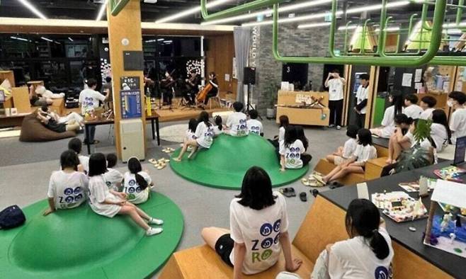 전북 전주시 전주시립도서관 꽃심 내 트윈세대 전용 공간인 '우주로1216'에서 청소년들이 연주를 감상하고 있다. 전주시 제공