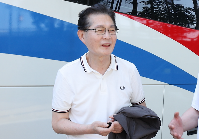 파크골프에 푹 빠진 수강생이 그 매력을 설명하고 있다.