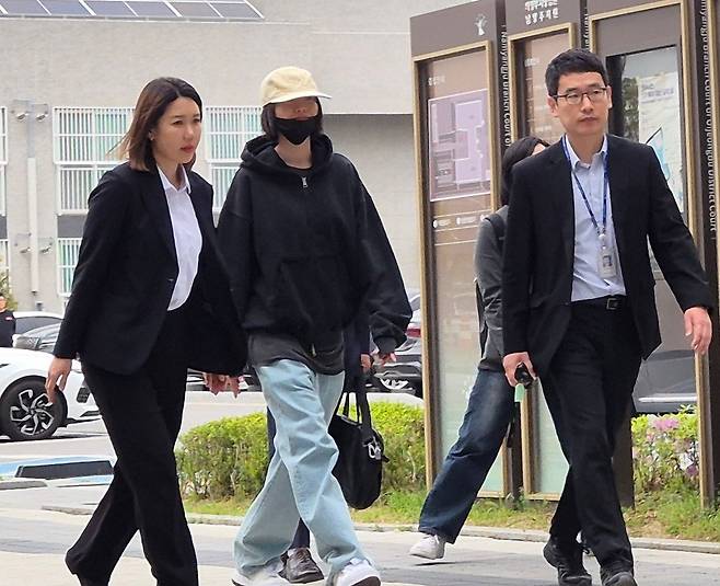 가수 겸 배우 나나가 지난 4월21일 경기 의정부지방법원 남양주지원에 흉기 강도 피해 증인으로 출석하고 있다. 남양주=뉴스1