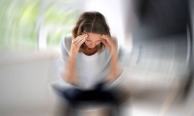 무더위가 이어지는 여름철에는 탈수와 저혈압 등으로 어지럼증이 나타나기 쉽다. 하지만 반복되거나 심한 어지럼증은 귀 질환은 물론 뇌혈관 질환의 신호일 수 있어 주의가 필요하다. 사진=게티이미지뱅크