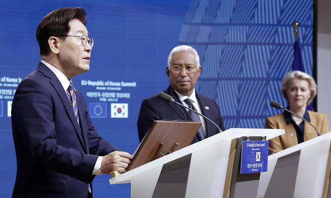이재명 대통령과 안토니우 코스타 유럽연합(EU) 정상회의 상임의장, 우르술라 폰 데어 라이엔 EU 집행위원장이 10일(현지시간) 벨기에 브뤼셀 EU 이사회에서 공동언론발표를 하고 있다. 뉴스1