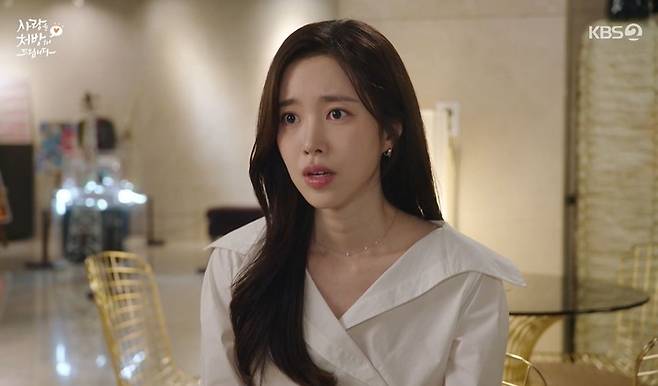 In the KBS 2TV drama *Prescription for Love*, Kim Seung-soo and Choi Dae-cheol were shown weeping uncontrollably upon seeing their father, Kim Chang-wan, who had disappeared 30 years ago. In the drama, Kim Chang-wan had been confined and abused by Jo Mi-hyang, and his family was deeply shocked and enraged upon learning this fact belatedly.Na Seon-hae broke down in tears upon confirming that Jo Mi-hyang had been abusing her husband, Gong Ki-cheol, while brothers Gong Jeong-eun and Gong Dae-han also shed tears out of guilt for failing to protect their father. As the police investigation closed in, Jo Mi-hyang attempted to flee, but Gong Ki-cheol made a dramatic escape and headed to the Onjeong Police Station.Gong Jeong-eun and Gong Dae-han heard singing coming from the police station and instinctively knew their father was alive. The two were reunited with their father, Kim Chang-wan, after 30 long years, creating a deeply moving scene.