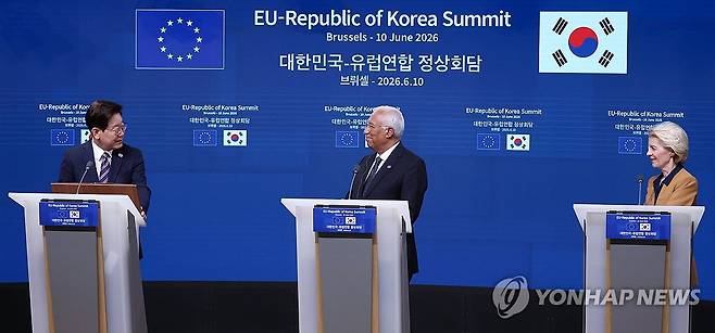 이재명 대통령, 한-EU 공동언론발표 (브뤼셀=연합뉴스) 한상균 기자 = 이재명 대통령이 10일(현지시간) 벨기에 브뤼셀 EU이사회 본부에서 안토니우 코스타 EU 정상회의 상임의장, 우르즐라 폰데어라이엔 EU 집행위원장과 공동언론발표를 하고 있다. 2026.6.11 xyz@yna.co.kr